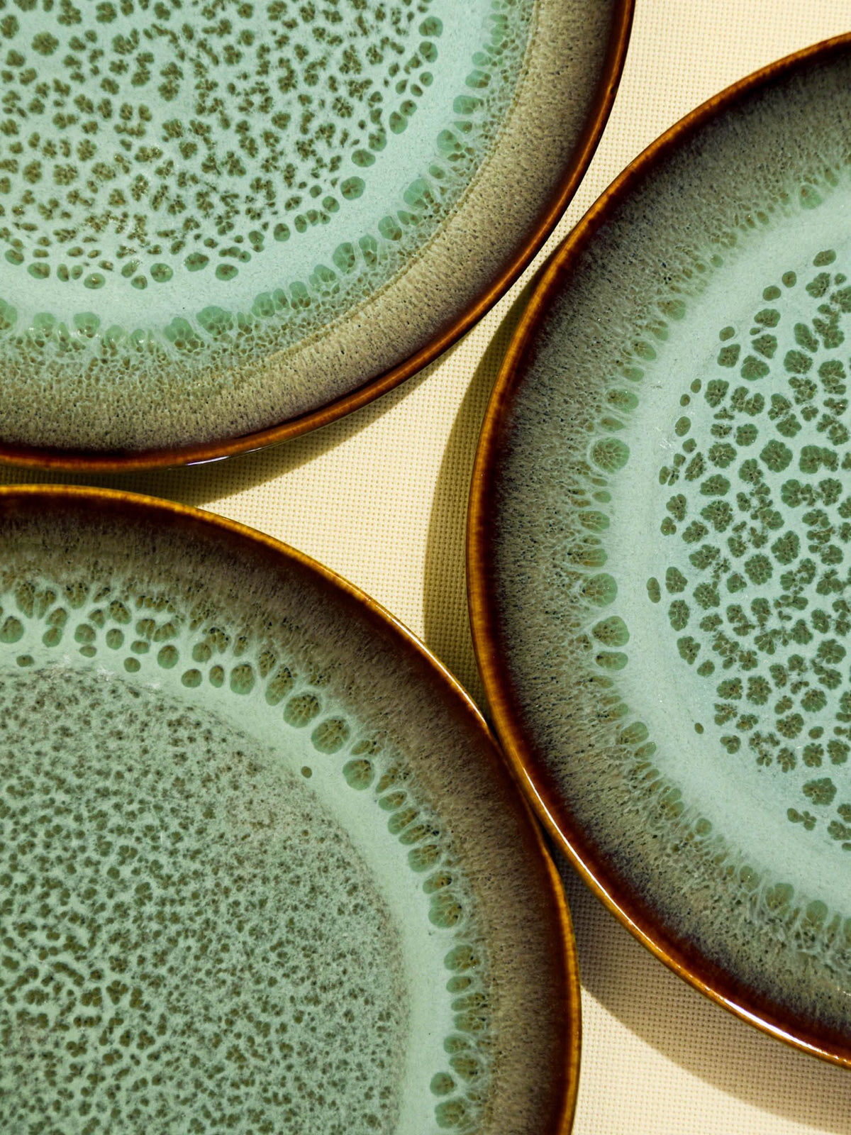 Grande assiette en céramique émail vert rivage Céladon, détail de l'émail