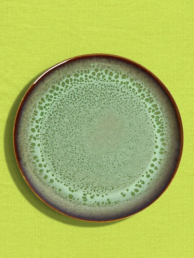 Grande assiette en céramique émail vert rivage Céladon, sur fond coloré