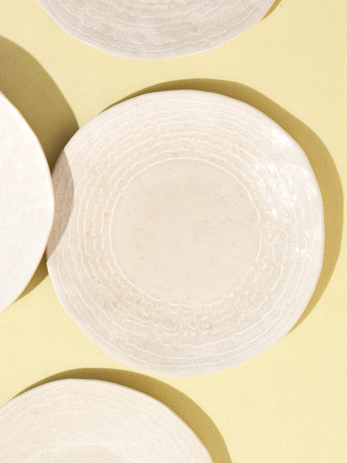 Grande assiette Onda en céramique émail beige sable Céladon, détail de l'émail