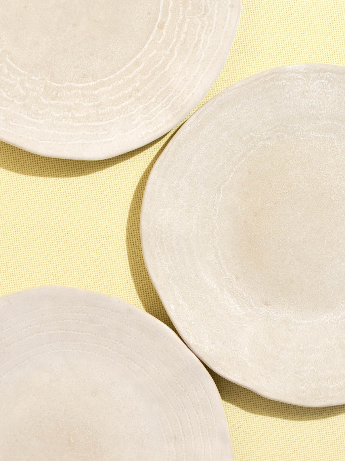 Grande assiette Onda en céramique émail beige sable Céladon, détail de l'émail