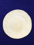 Grande assiette Onda en céramique émail beige sable Céladon, sur fond coloré
