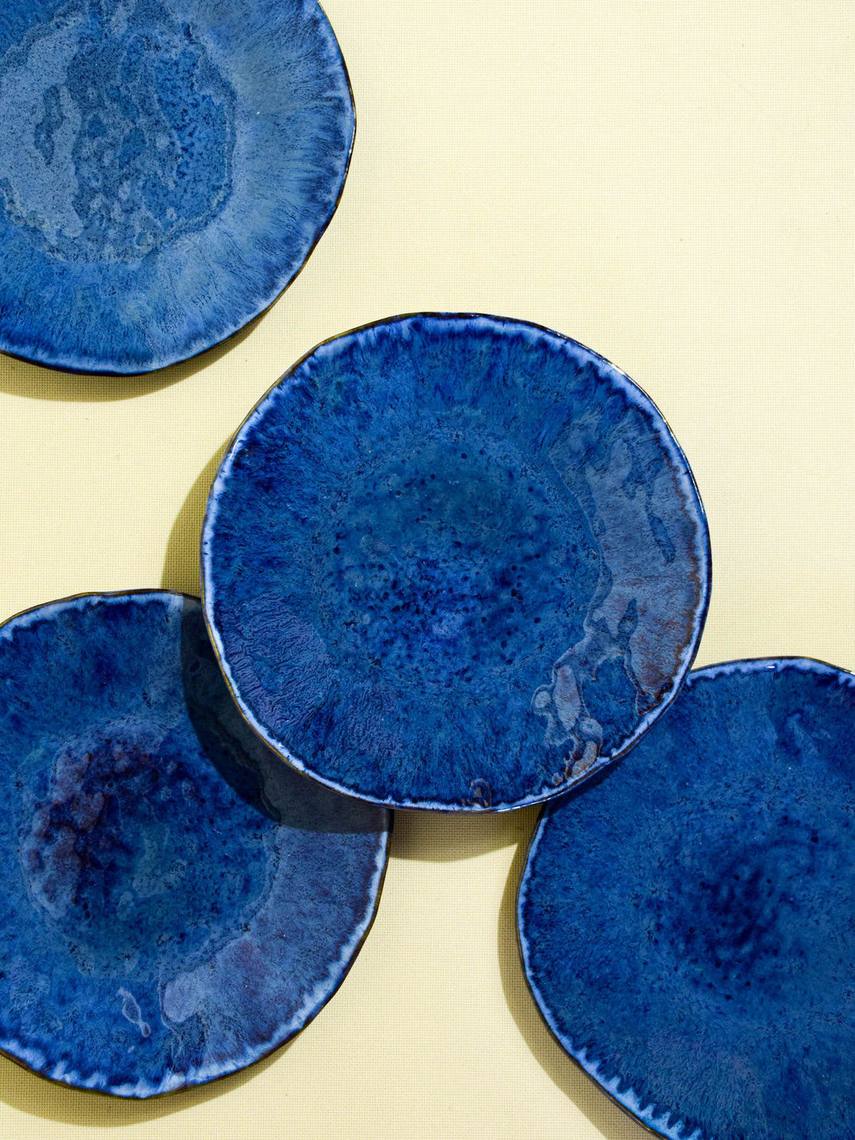 Grande assiette Onda en céramique émail bleu abyssal Céladon, vue de dessus