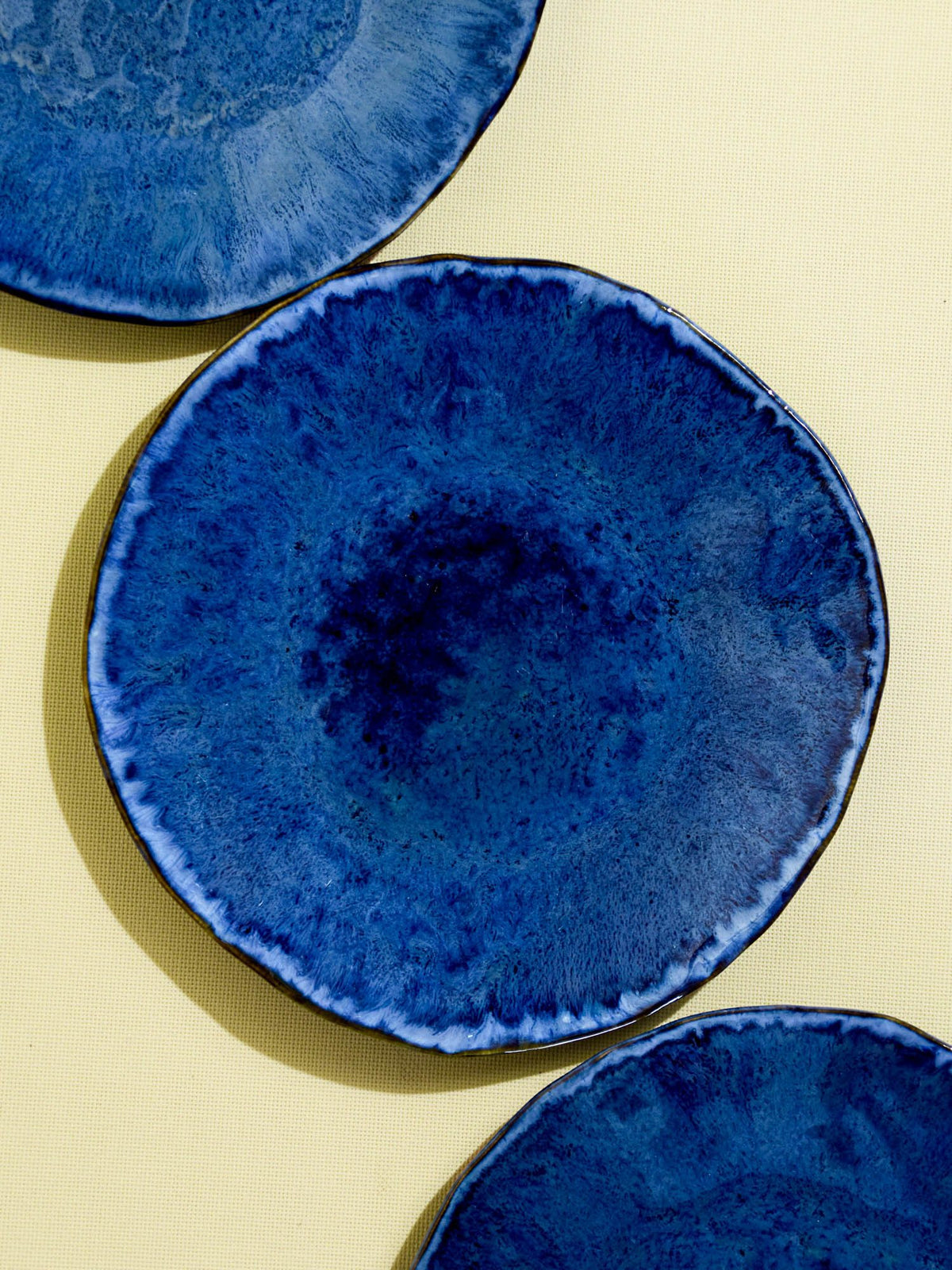 Grande assiette Onda en céramique émail bleu abyssal Céladon, détail de l'émail
