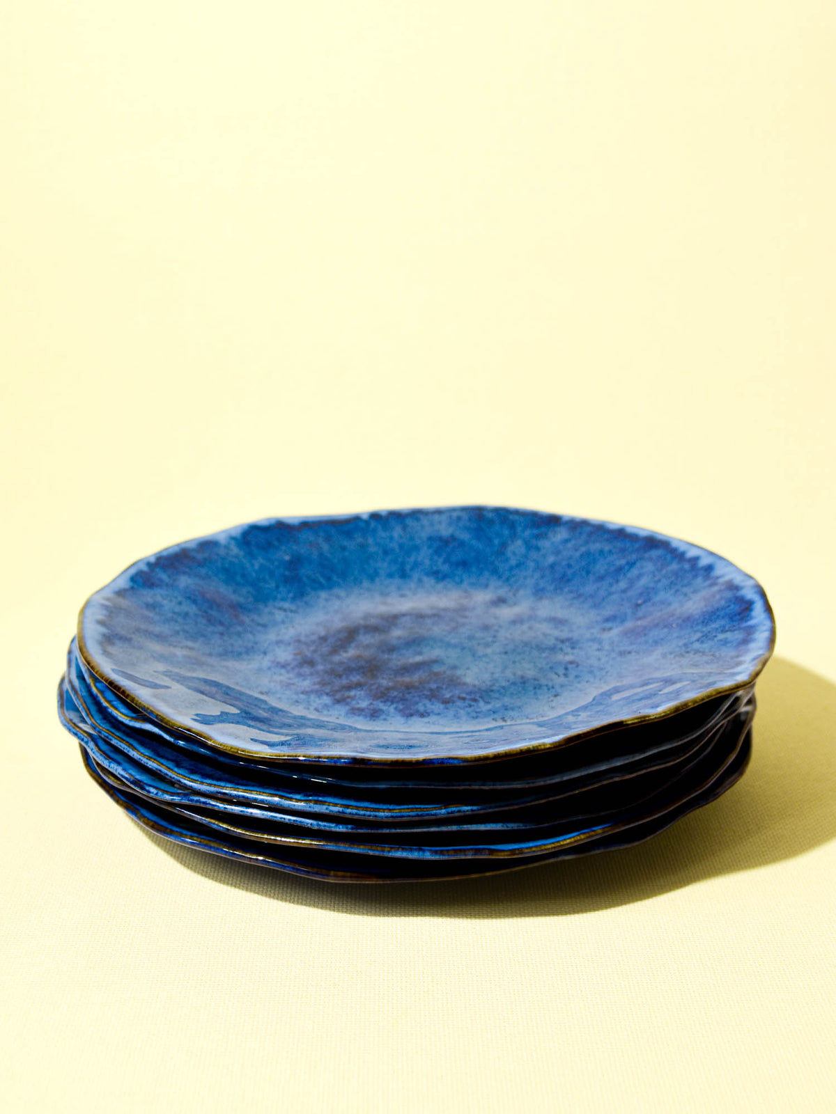 Grande assiette Onda en céramique émail bleu abyssal Céladon, set de 6