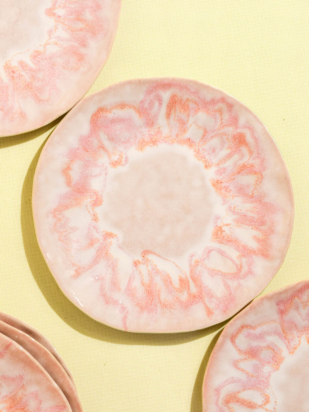 Grande assiette Onda en céramique émail rose anémone Céladon, détail de l'émail