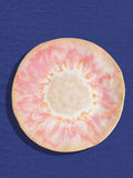 Grande assiette Onda en céramique émail rose anémone Céladon, sur fond coloré