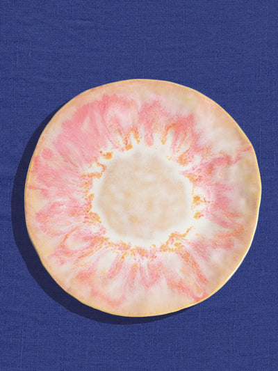 Grande assiette Onda en céramique émail rose anémone Céladon, sur fond coloré
