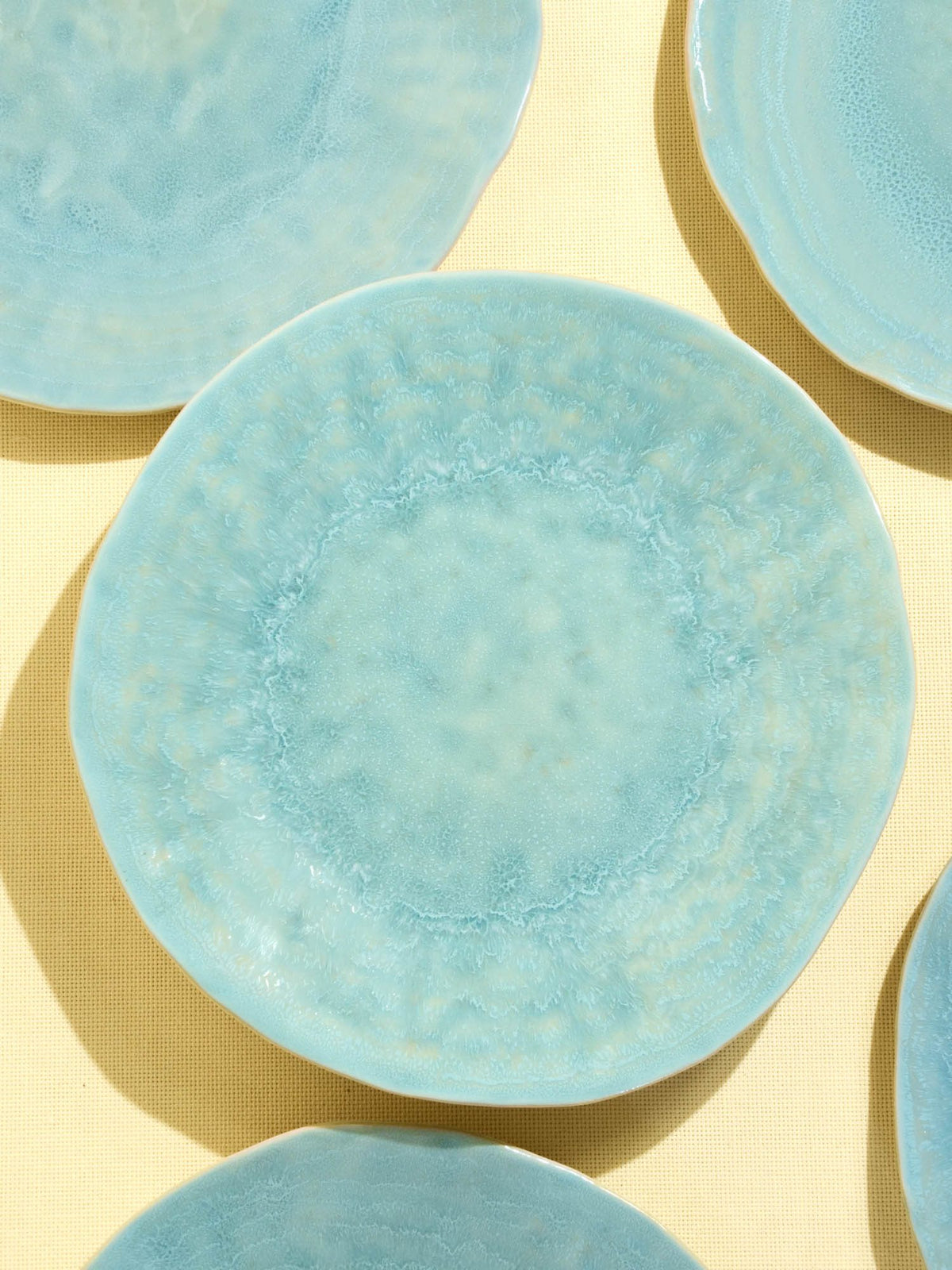 Grande assiette Onda en céramique émail vert d'eau Céladon, détail de l'émail