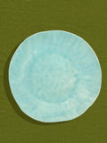 Grande assiette Onda en céramique émail vert d'eau Céladon, sur fond coloré