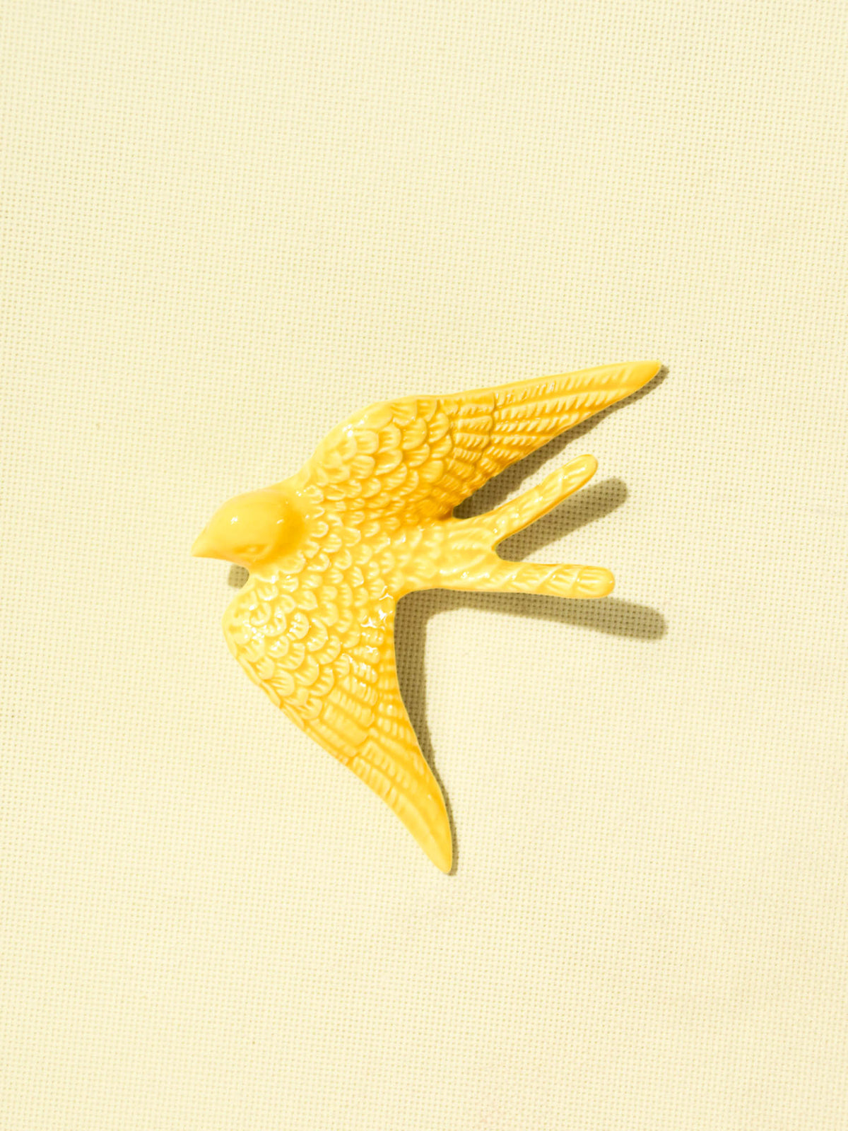 Hirondelle murale en céramique émail jaune Céladon, vue de face
