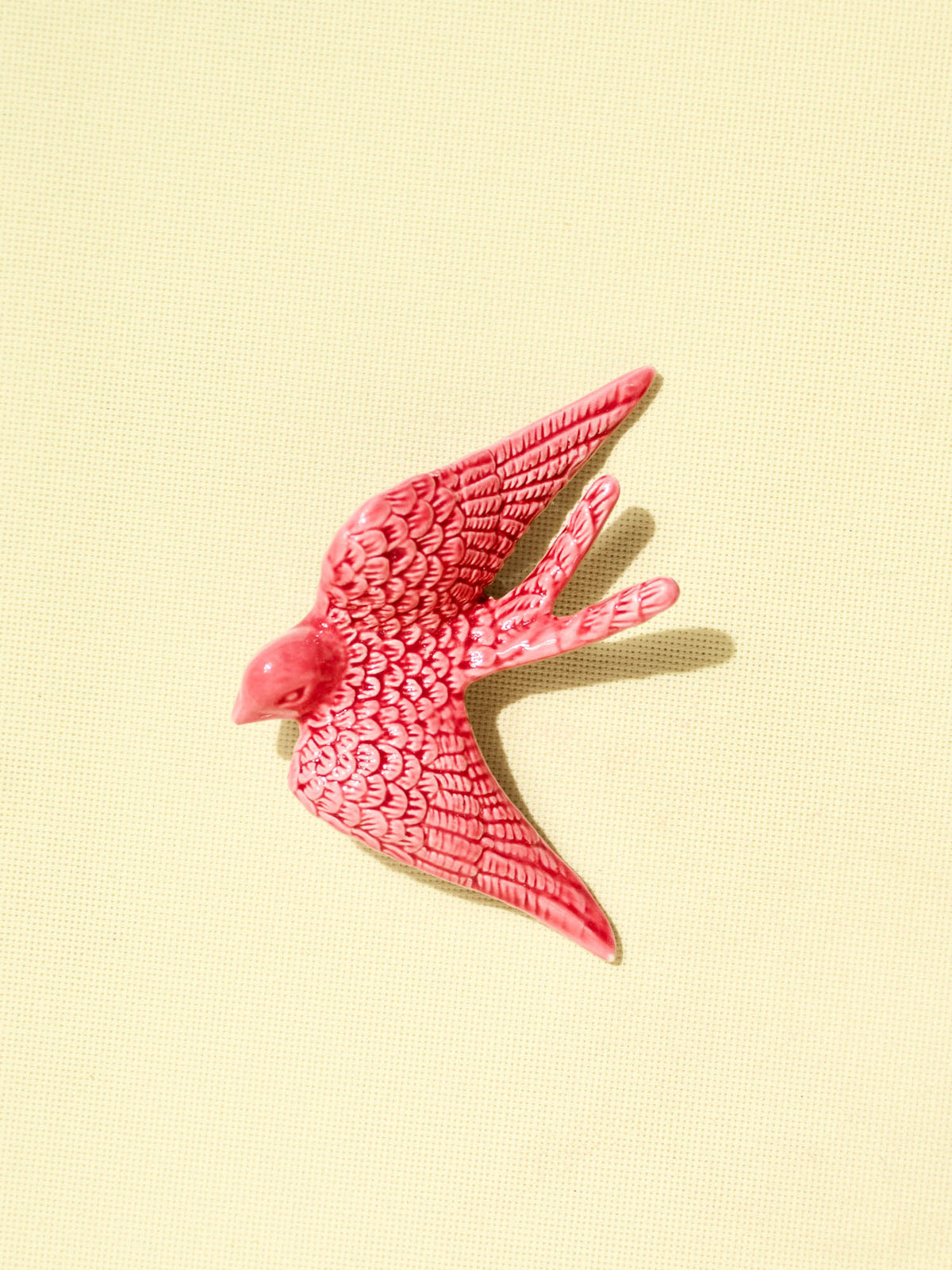 Hirondelle murale en céramique émail rose Céladon, vue de face