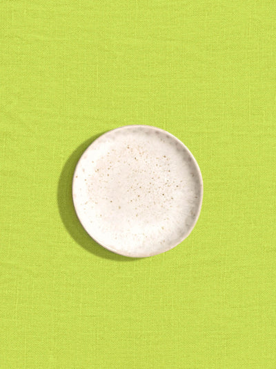 Mini assiette en céramique émail blanc audacieux Céladon, sur fond coloré