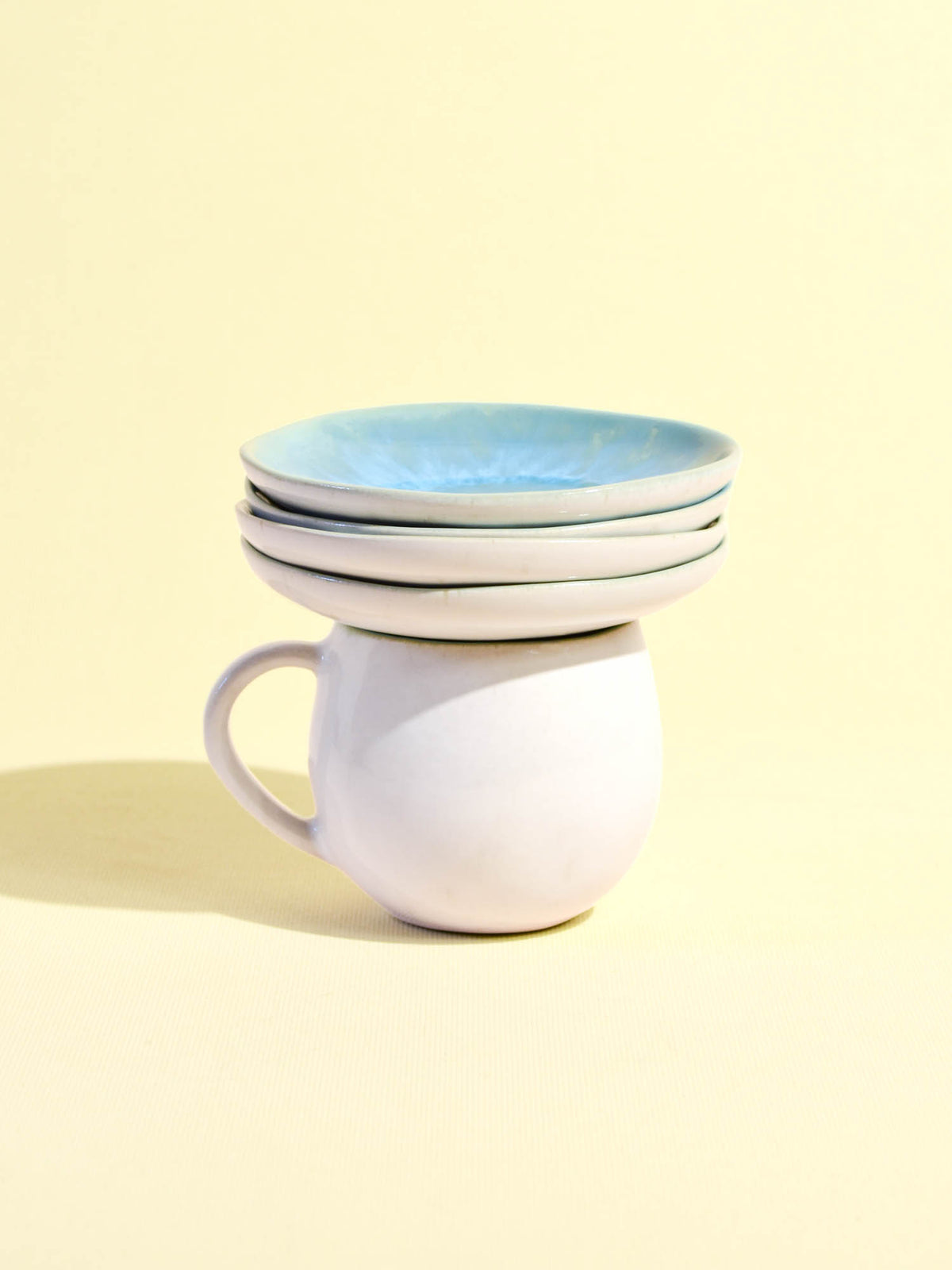 Mini assiette en céramique émail bleu água Céladon, mise en scène