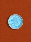 Mini assiette en céramique émail bleu água Céladon, sur fond coloré