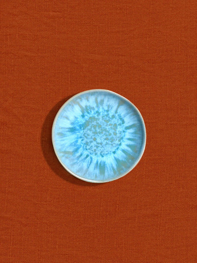 Mini assiette en céramique émail bleu água Céladon, sur fond coloré
