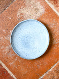 Mini assiette en céramique émail bleu ciel Céladon, mise en scène
