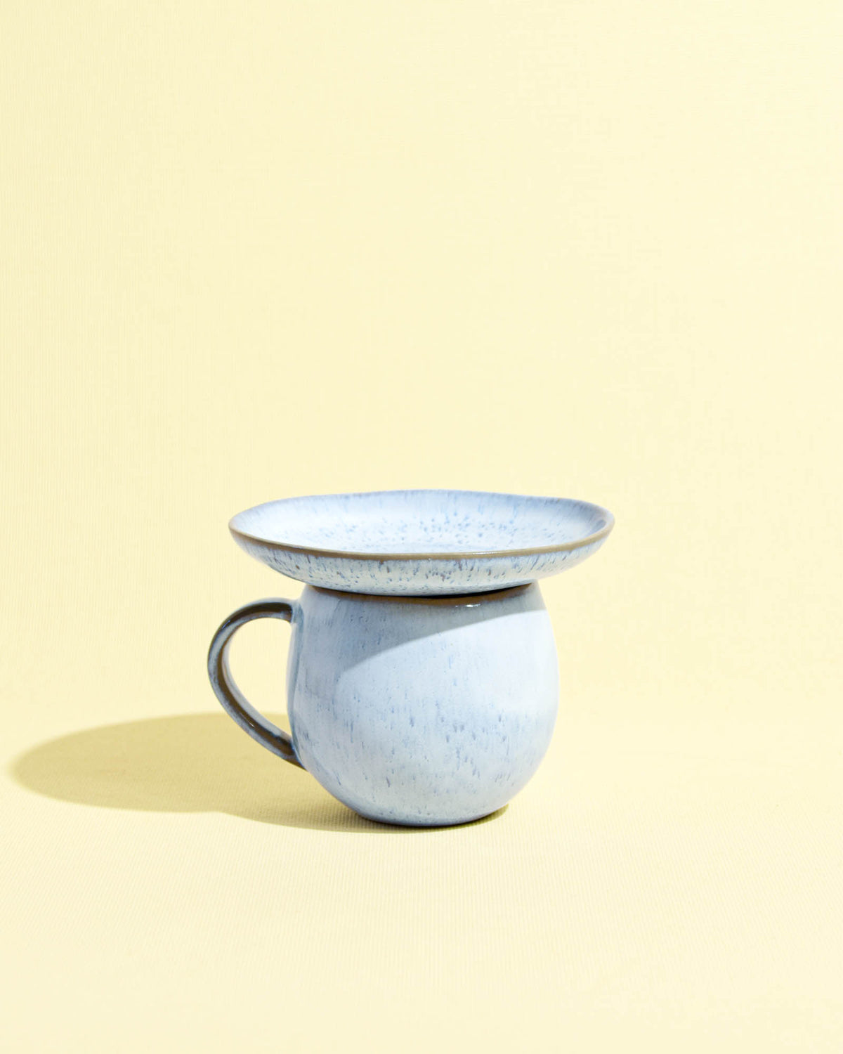 Mini assiette en céramique émail bleu ciel Céladon, mise en scène