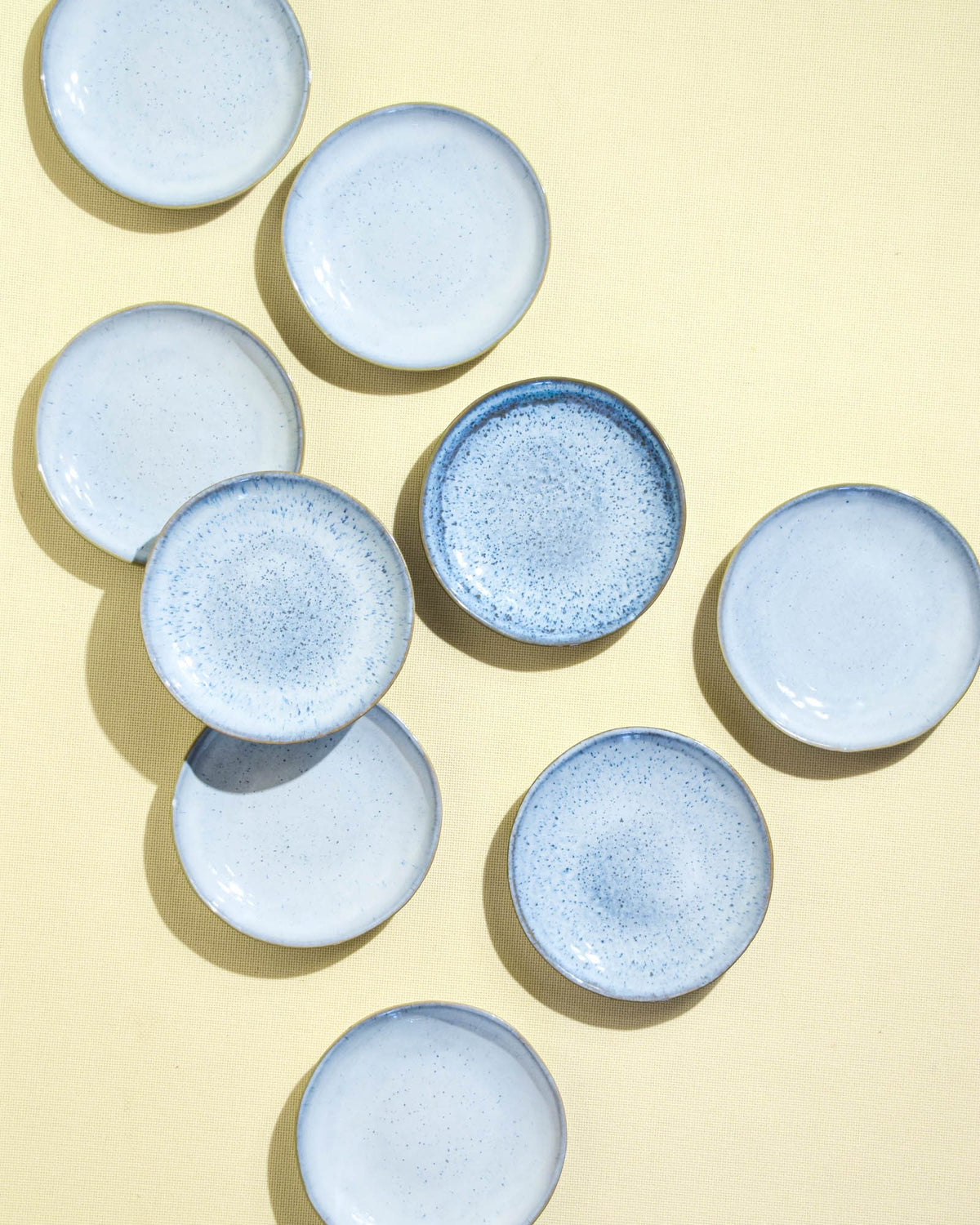 Mini assiette en céramique émail bleu ciel Céladon, vue de dessus
