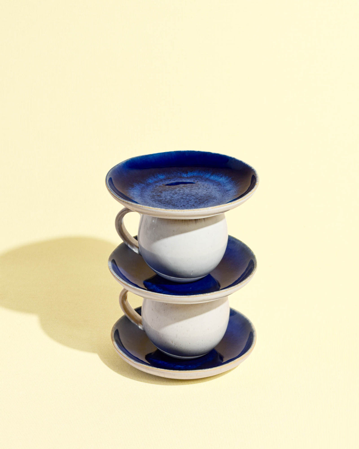 Mini assiette en céramique émail bleu odyssée Céladon, mise en scène