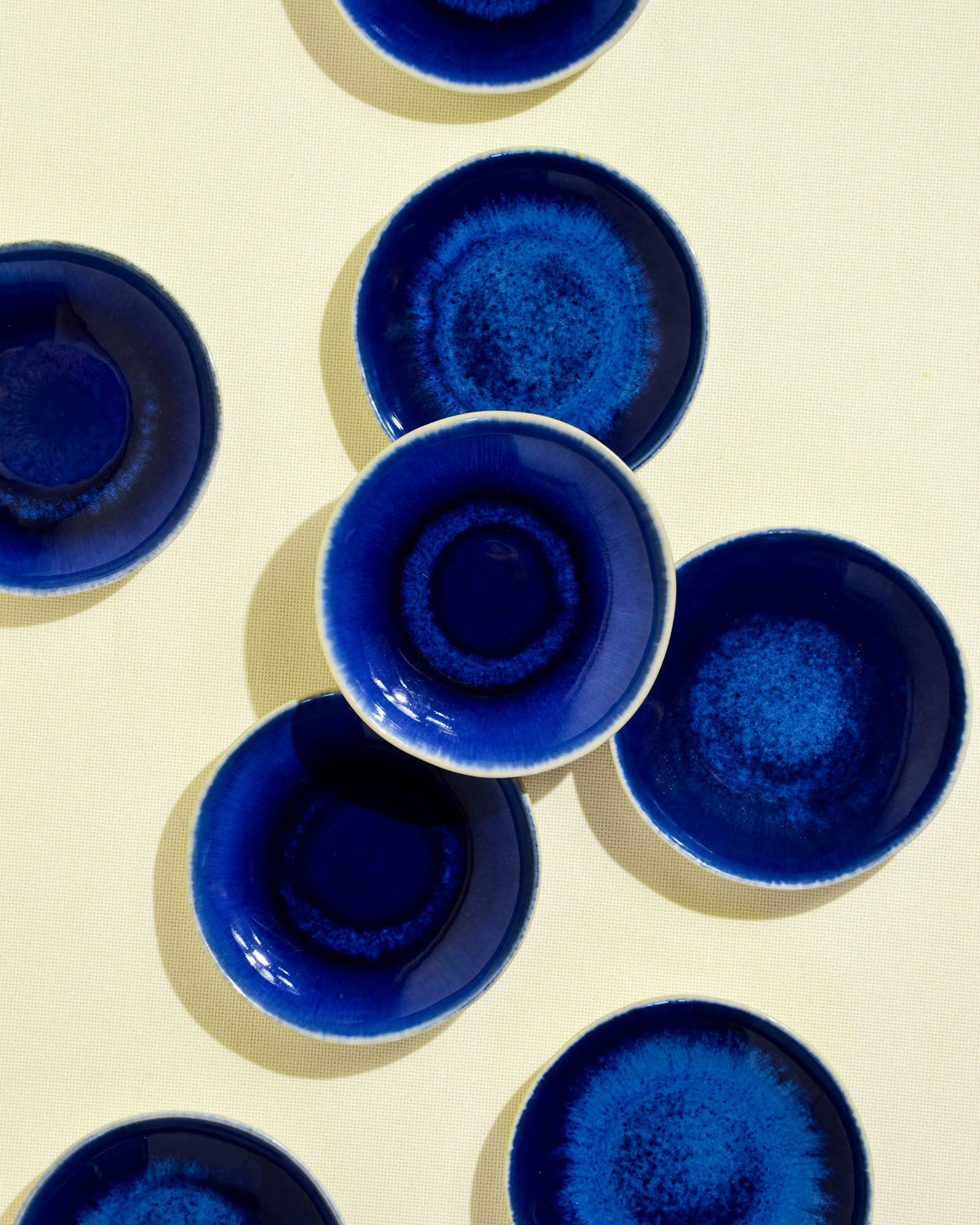Mini assiette en céramique émail bleu odyssée Céladon, vue de dessus