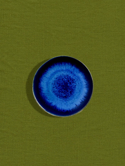 Mini assiette en céramique émail bleu odyssée Céladon, sur fond coloré