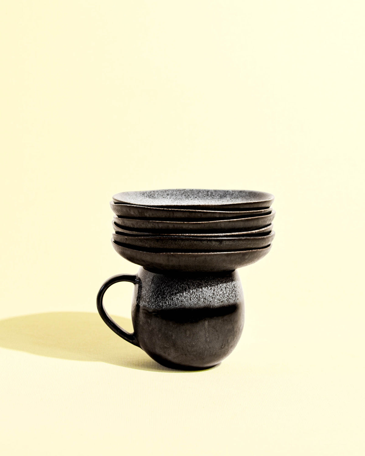 Mini assiette en céramique émail noir écume Céladon, mise en scène