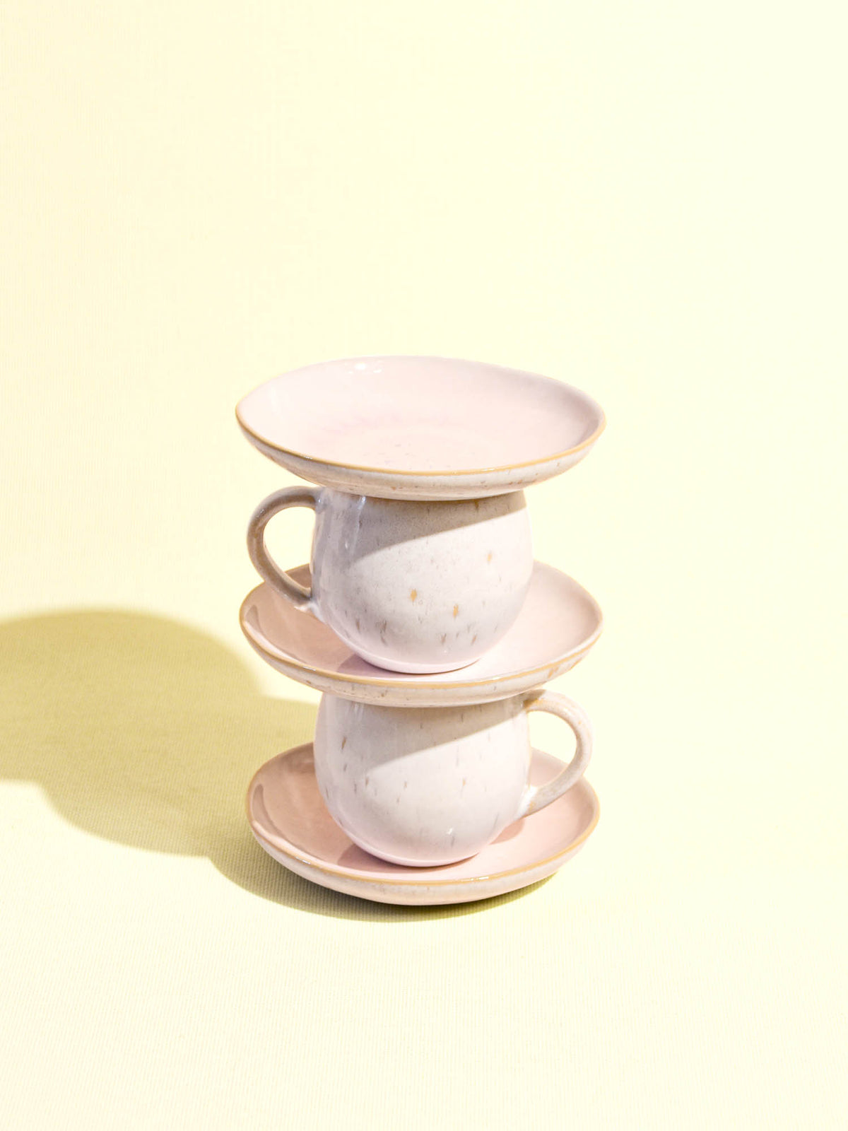 Mini assiette en céramique émail rose bohême Céladon, mise en scène