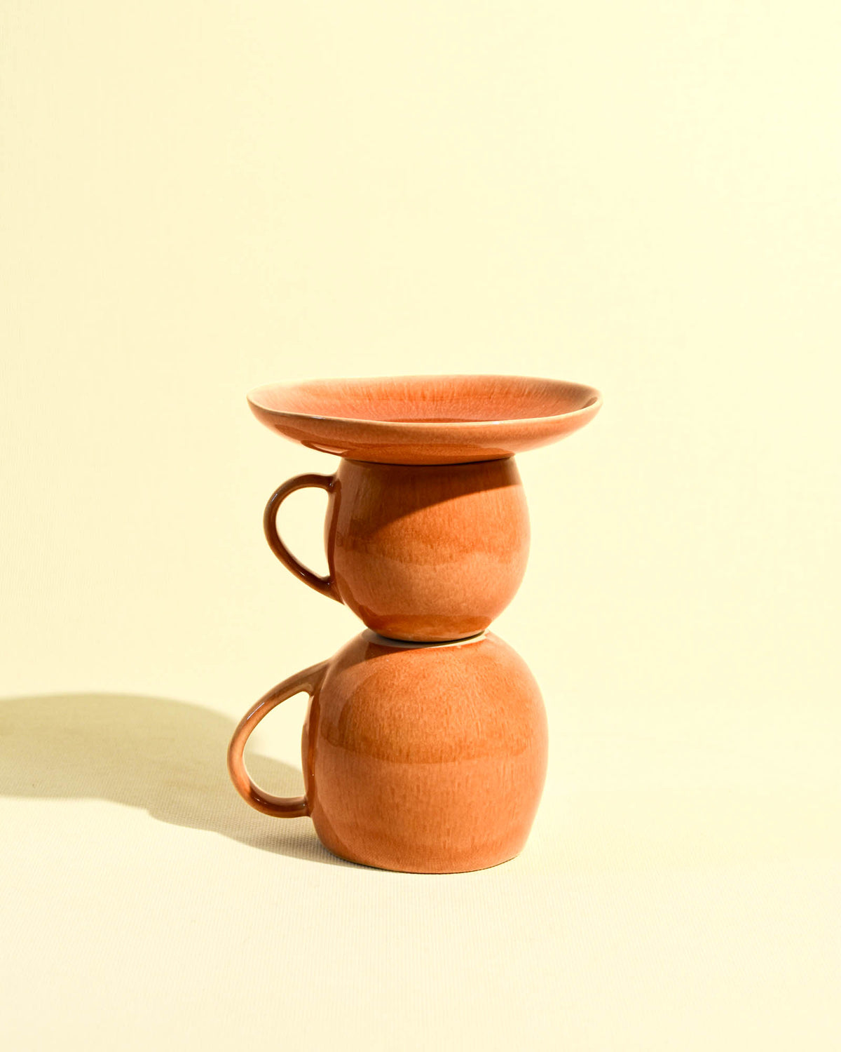 Mini assiette en céramique émail terracotta sienna Céladon, mise en scène