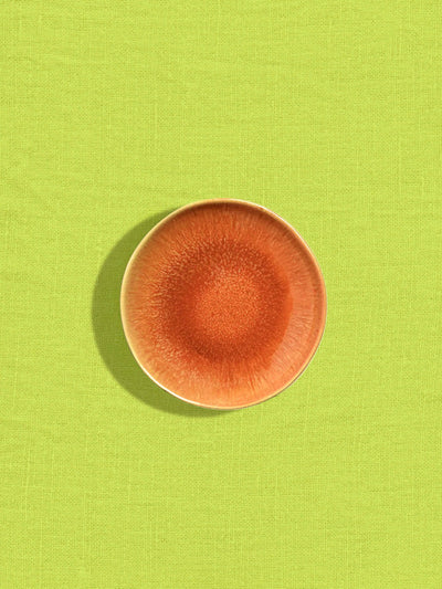 Mini assiette en céramique émail terracotta sienna Céladon, sur fond coloré