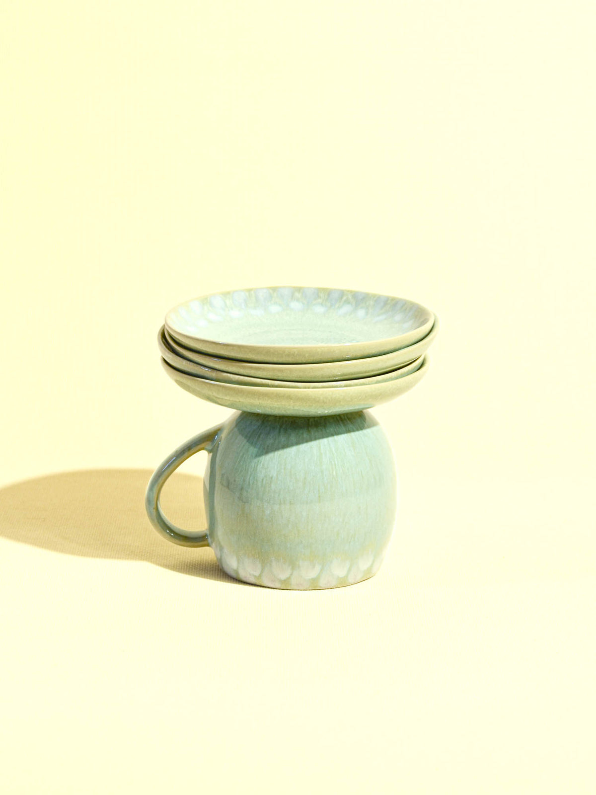 Mini assiette en céramique émail vert audacieux Céladon, mise en scène