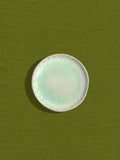 Mini assiette en céramique émail vert audacieux Céladon, sur fond coloré