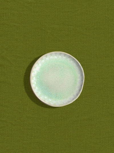 Mini assiette en céramique émail vert audacieux Céladon, sur fond coloré