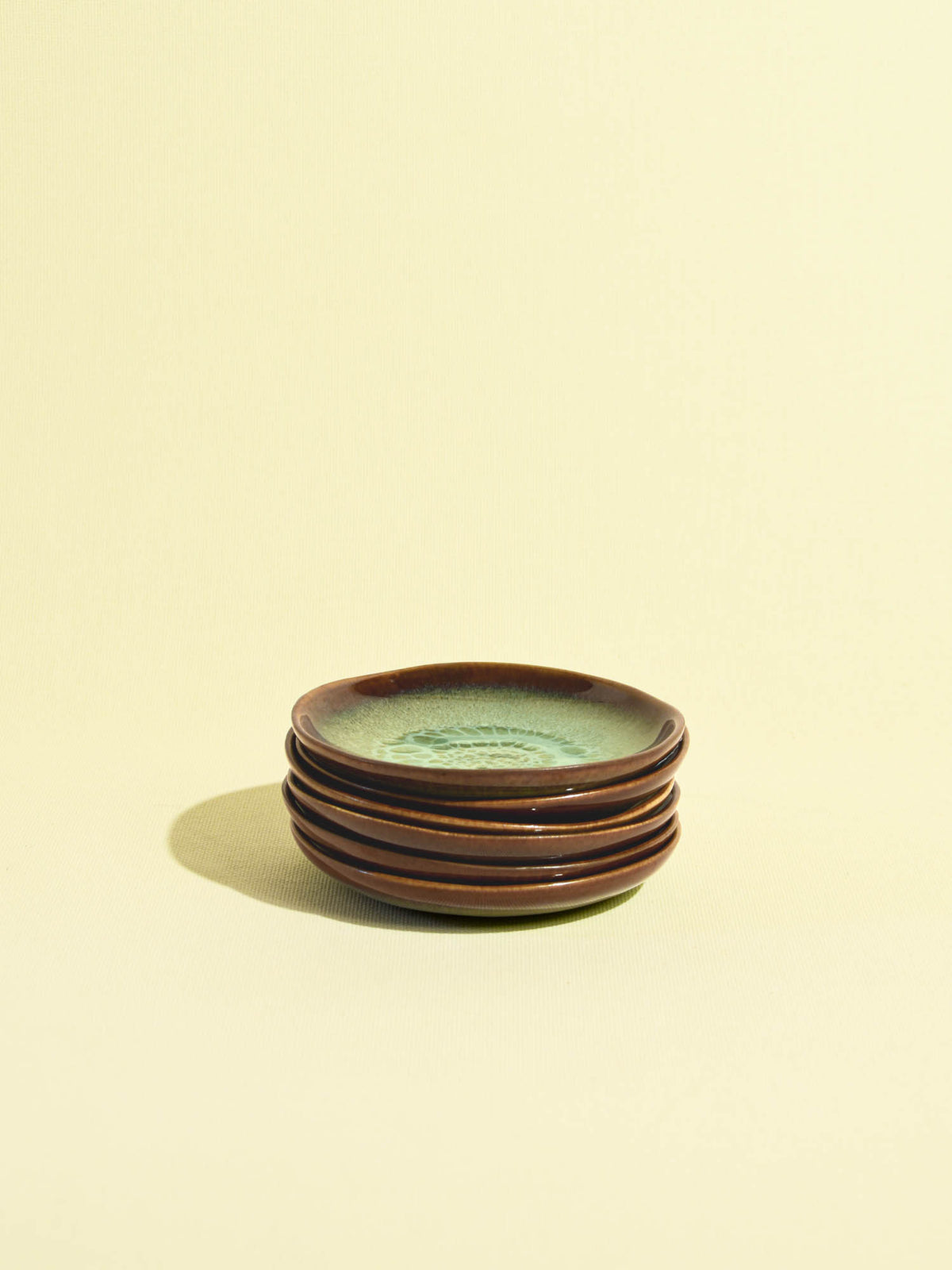 Mini assiette en céramique émail vert rivage Céladon, en pile