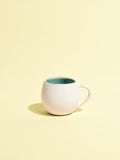 Mini mug en céramique émail bleu água Céladon, vue de trois-quarts