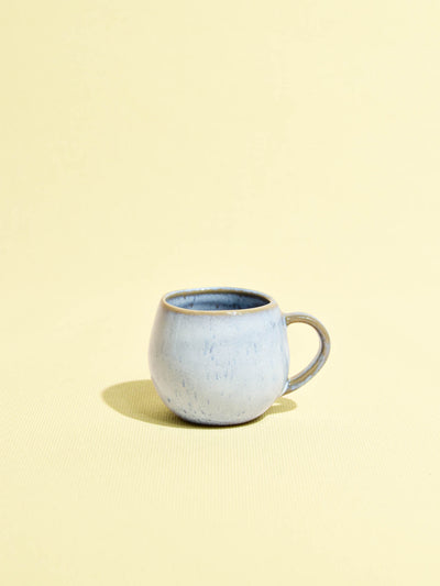 Mini mug en céramique émail bleu ciel Céladon, vue de trois-quarts