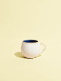Mini mug en céramique émail bleu odyssée Céladon, vue de trois-quarts