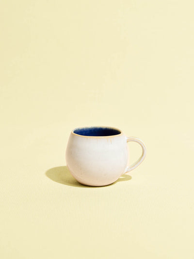 Mini mug en céramique émail bleu odyssée Céladon, vue de trois-quarts