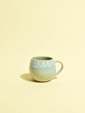 Mini mug en céramique émail vert audacieux Céladon, vue de trois-quarts