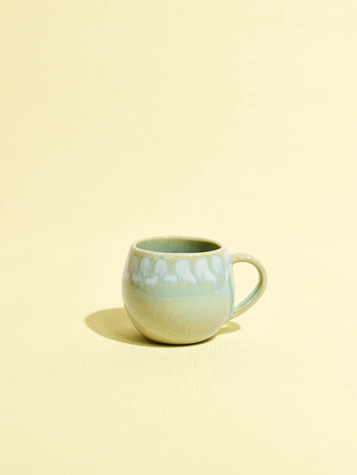 Mini mug en céramique émail vert audacieux Céladon, vue de trois-quarts