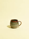 Mini mug en céramique émail vert rivage Céladon, vue de trois-quarts