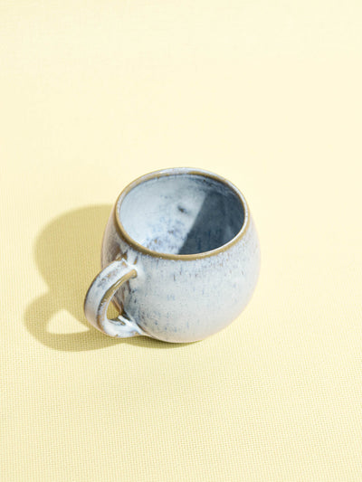 Mug moyen en céramique émail bleu ciel Céladon, vue de trois-quarts