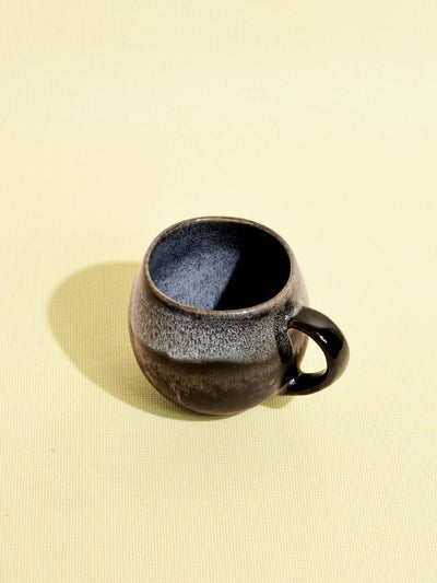 Mug moyen en céramique émail noir écume Céladon, vue de trois-quarts