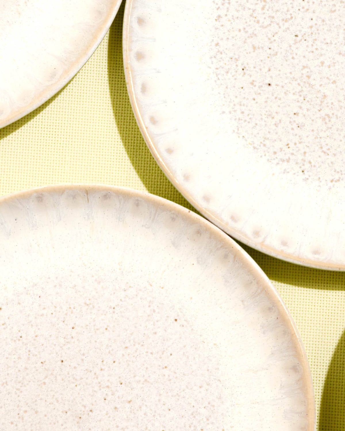 Petite assiette en céramique émail blanc audacieux Céladon, détail de l'émail