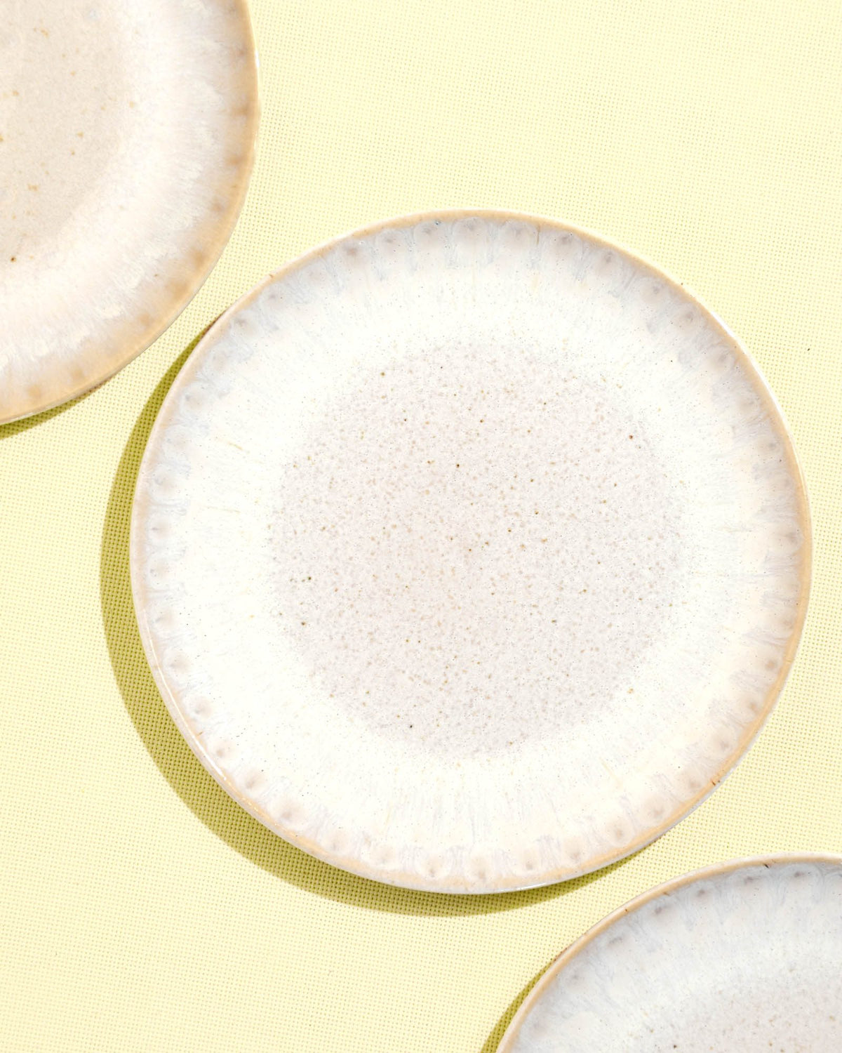 Petite assiette en céramique émail blanc audacieux Céladon, détail de l'émail