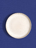 Petite assiette en céramique émail blanc audacieux Céladon, sur fond coloré