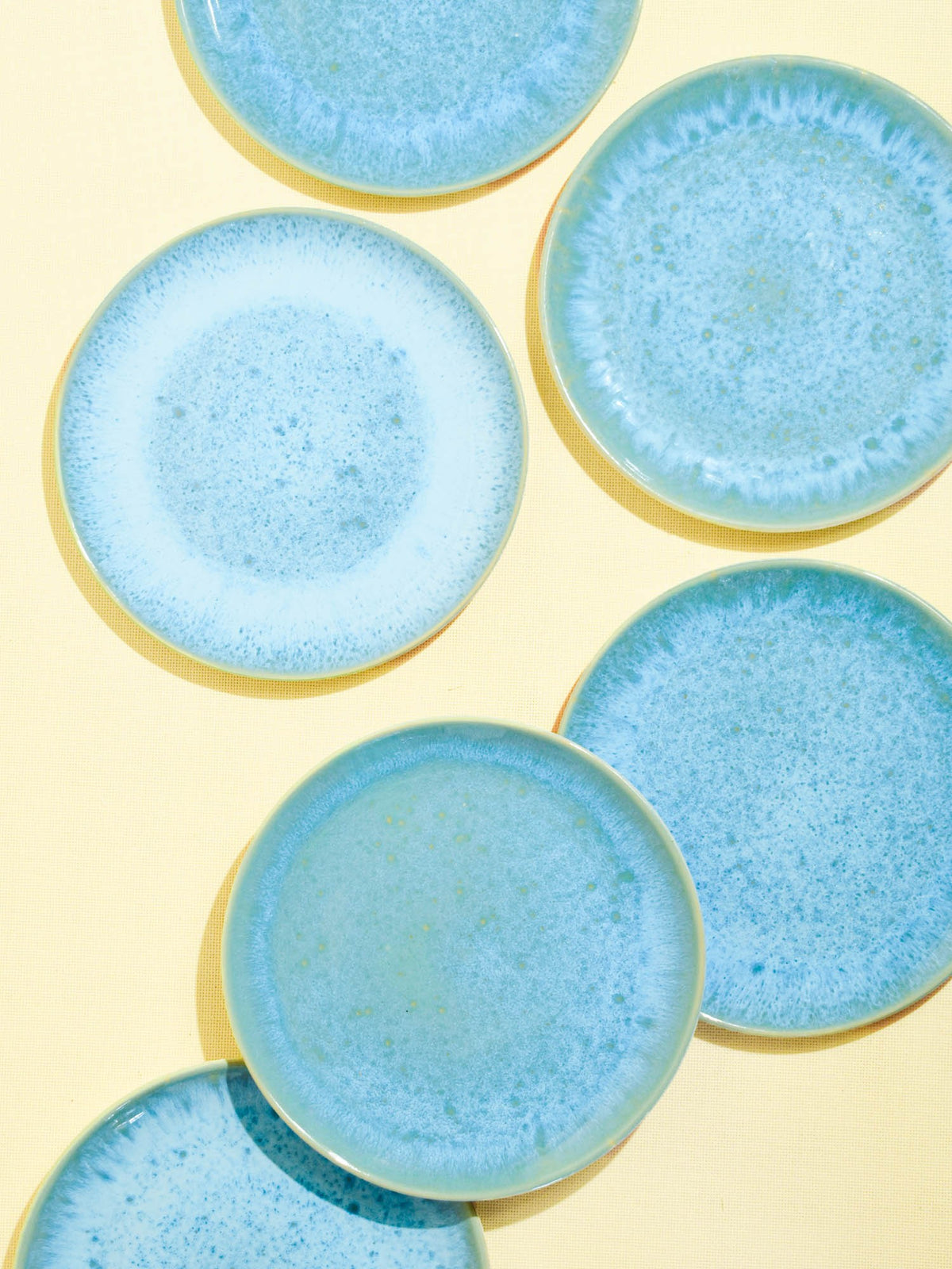 Petite assiette en céramique émail bleu água Céladon, vue de dessus