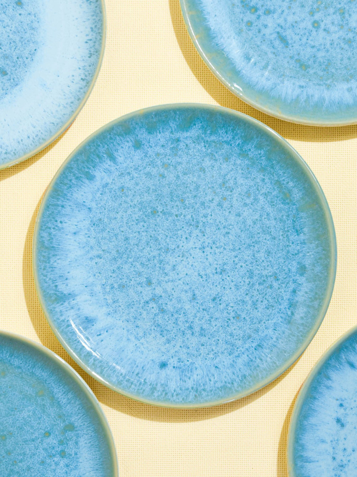 Petite assiette en céramique émail bleu água Céladon, détail de l'émail