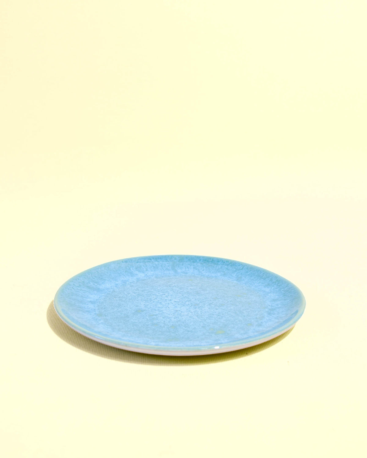 Petite assiette en céramique émail bleu água Céladon, vue de face