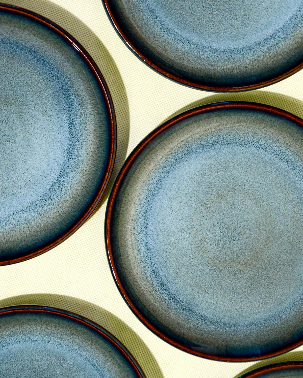 Petite assiette en céramique émail bleu brume Céladon, détail de l'émail