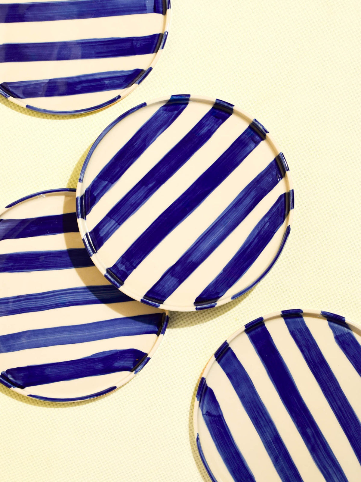 Petite assiette en céramique motif Linhas bleu Céladon, vue de dessus